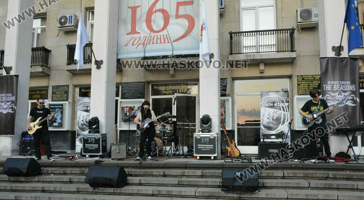 4 рок банди забиха край фонтаните в центъра на Хасково