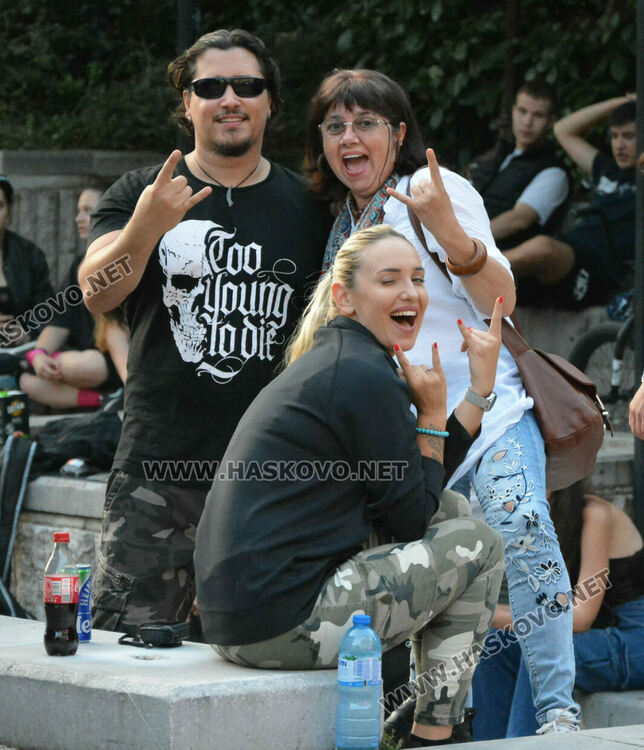 4 рок банди забиха край фонтаните в центъра на Хасково