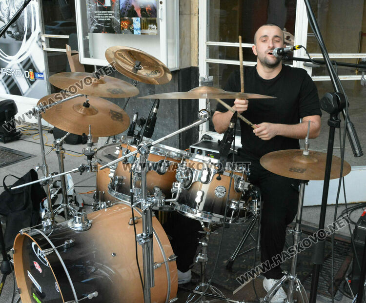 4 рок банди забиха край фонтаните в центъра на Хасково