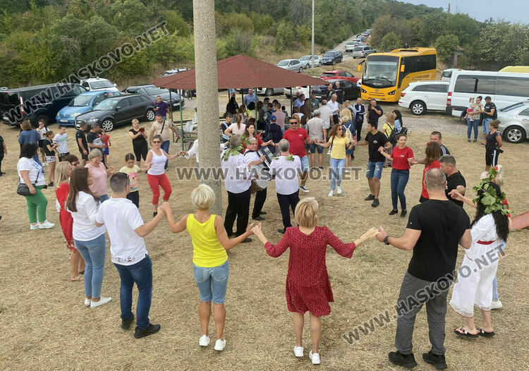 Пресъздадоха ритуала по мачкане на грозде в местността „Шарапаните“ 