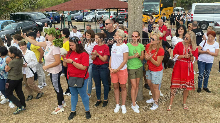 Пресъздадоха ритуала по мачкане на грозде в местността „Шарапаните“ 