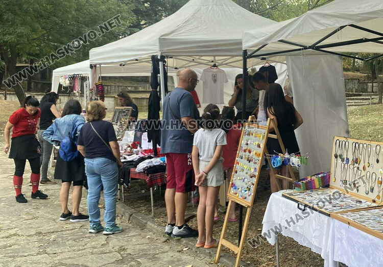 Пресъздадоха ритуала по мачкане на грозде в местността „Шарапаните“ 