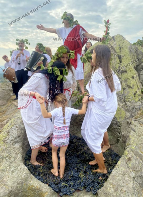 Пресъздадоха ритуала по мачкане на грозде в местността „Шарапаните“ 