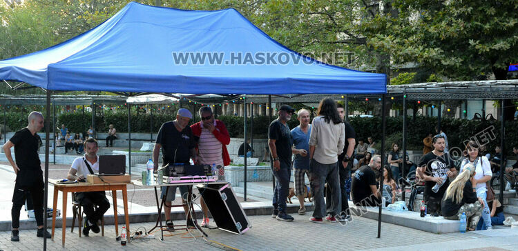 4 рок банди забиха край фонтаните в центъра на Хасково