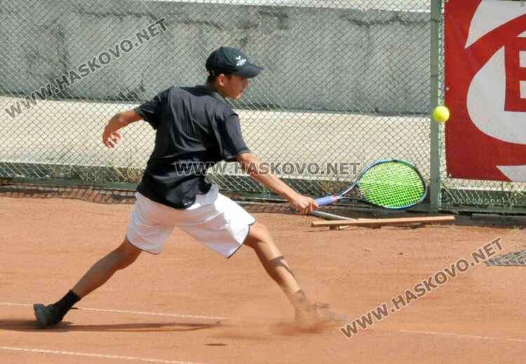 Кристиян Стефанов стартира с успех на тенис турнир в Хасково