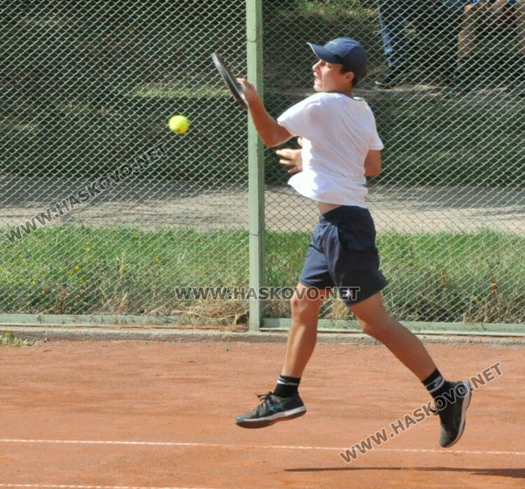 Кристиян Стефанов стартира с успех на тенис турнир в Хасково