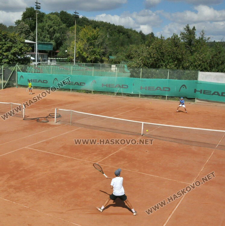 Кристиян Стефанов стартира с успех на тенис турнир в Хасково