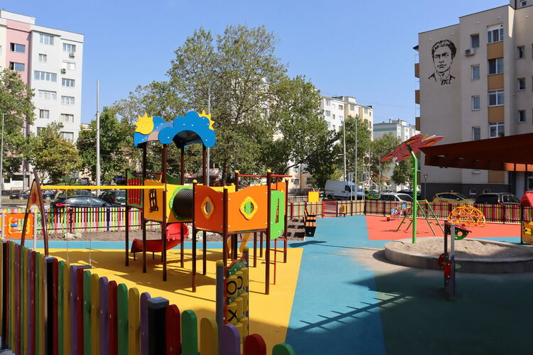 Междублоковото пространство на бул. „Васил Левски“ 61-63 е напълно обновено и облагородено