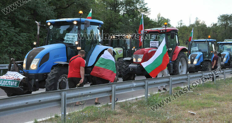 Земеделци блокираха пътя между Хасково и Димитровград в знак на протест