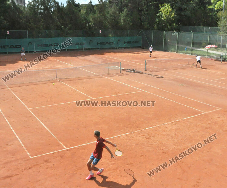 Кристиян Стефанов стартира с успех на тенис турнир в Хасково