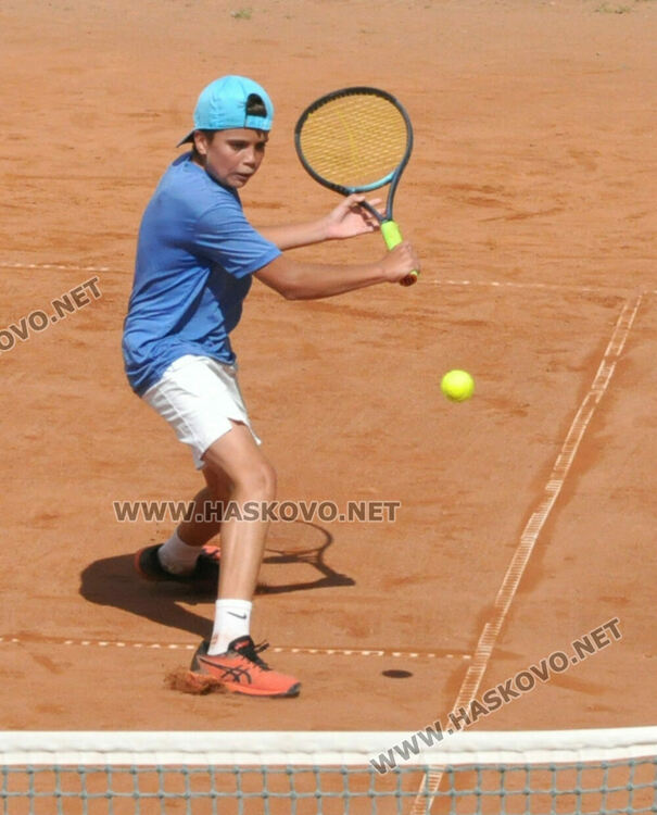 Кристиян Стефанов стартира с успех на тенис турнир в Хасково