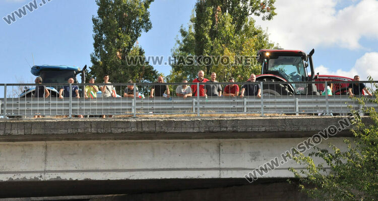 Земеделци блокираха пътя между Хасково и Димитровград в знак на протест