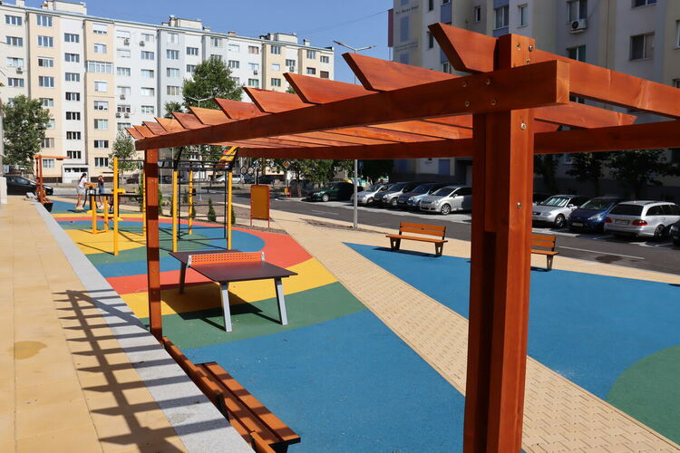 Междублоковото пространство на бул. „Васил Левски“ 61-63 е напълно обновено и облагородено