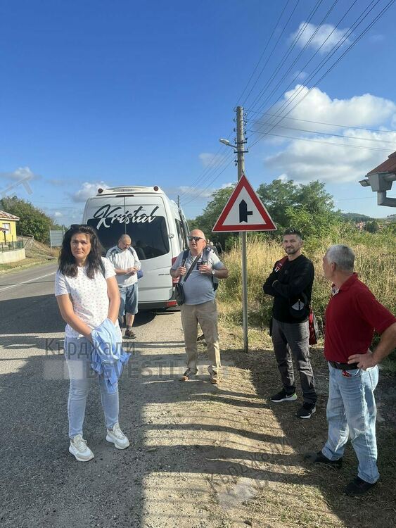 Микробус пътуващ за София обгази пътниците си и спря насред път, трима души хванаха такси, за да не изпуснат самолет