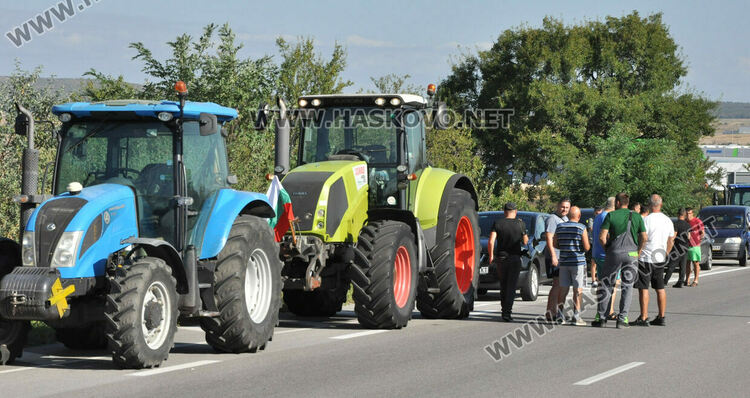 Земеделци блокираха пътя между Хасково и Димитровград в знак на протест