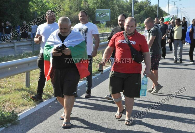 Земеделци блокираха пътя между Хасково и Димитровград в знак на протест