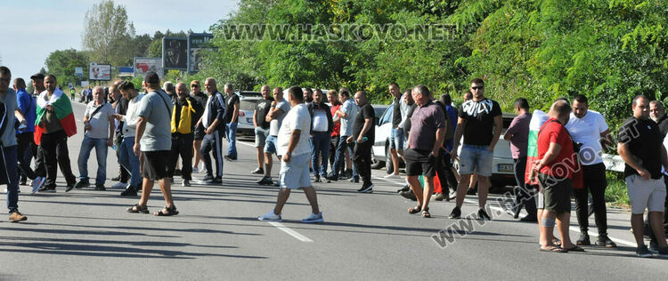 Земеделци блокираха пътя между Хасково и Димитровград в знак на протест
