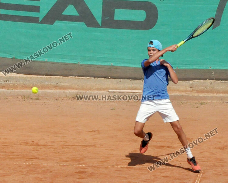 Кристиян Стефанов стартира с успех на тенис турнир в Хасково