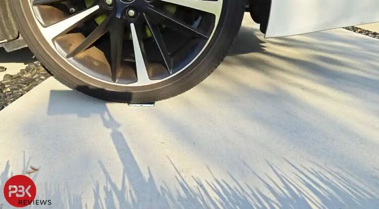 Хвърлен и прегазен от кола – краш тест на Mate 60 Pro