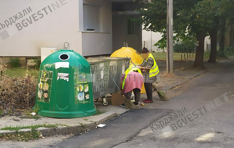 Мизерия!Метачки от Чистотата в Кърджали ровят в контейнерите за храна,  въпреки,че се водят на заплата