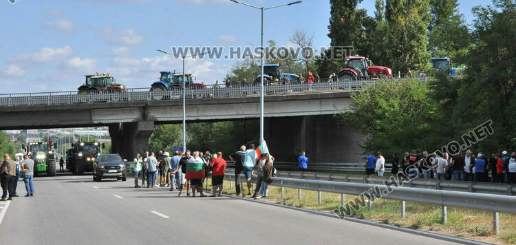 Земеделци блокираха пътя между Хасково и Димитровград в знак на протест