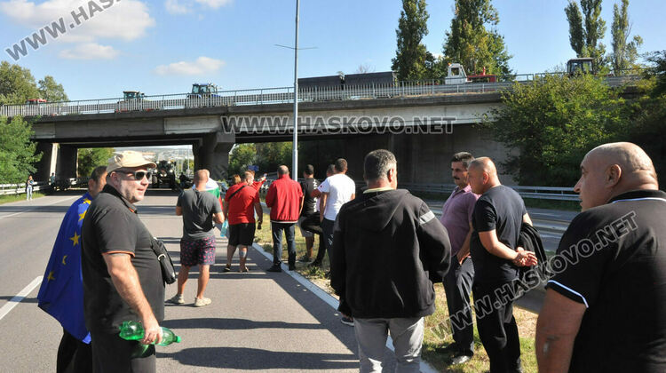Земеделци блокираха пътя между Хасково и Димитровград в знак на протест