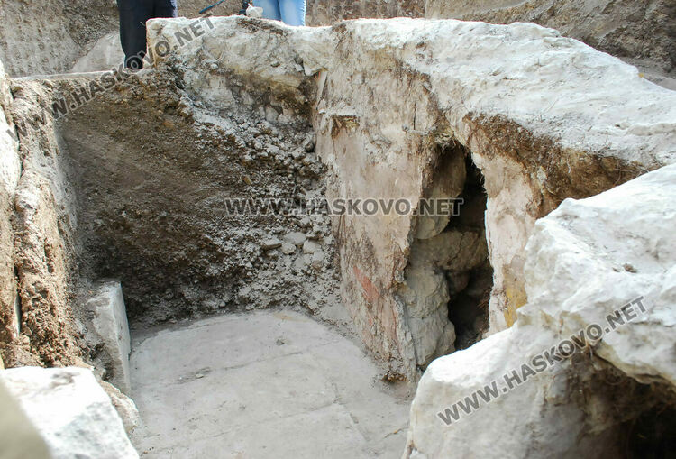 дупката вдясно е иманярски изкоп