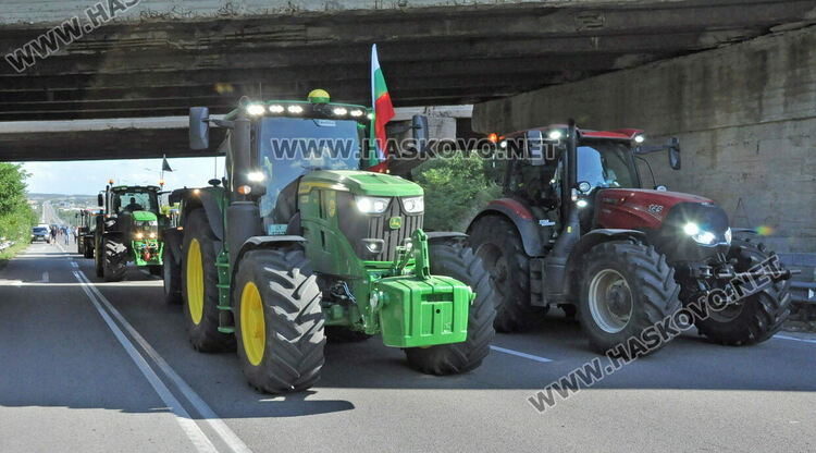 Земеделци блокираха пътя между Хасково и Димитровград в знак на протест