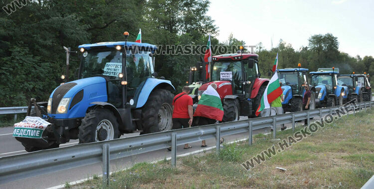 Земеделци блокираха пътя между Хасково и Димитровград в знак на протест