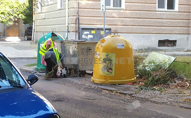 Мизерия!Метачки от Чистотата в Кърджали ровят в контейнерите за храна,  въпреки,че се водят на заплата