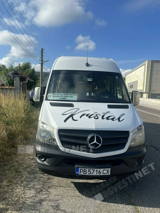 Микробус пътуващ за София обгази пътниците си и спря насред път, трима души хванаха такси, за да не изпуснат самолет