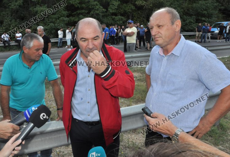 Земеделци блокираха пътя между Хасково и Димитровград в знак на протест