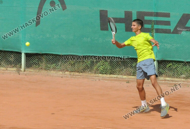 Кристиян Стефанов стартира с успех на тенис турнир в Хасково