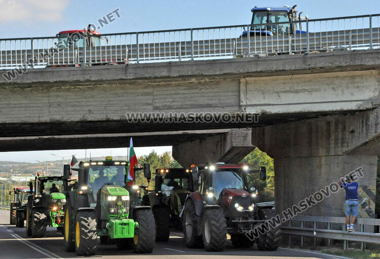 Земеделци блокираха пътя между Хасково и Димитровград в знак на протест