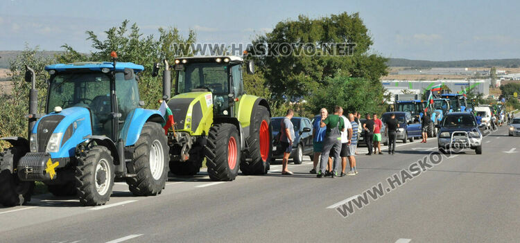 Земеделци блокираха пътя между Хасково и Димитровград в знак на протест
