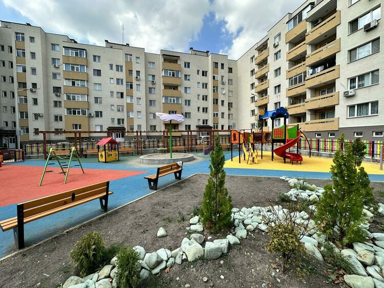 Междублоковото пространство на бул. „Васил Левски“ 61-63 е напълно обновено и облагородено