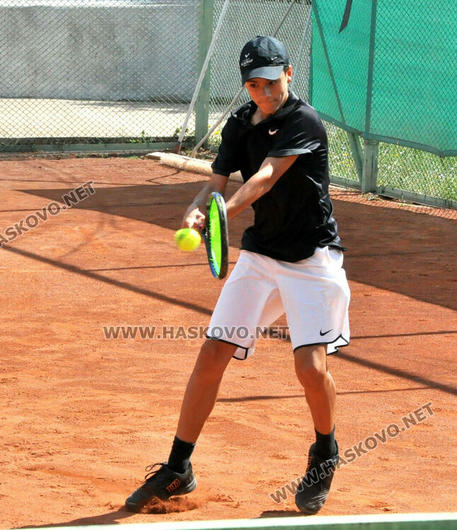 Кристиян Стефанов стартира с успех на тенис турнир в Хасково