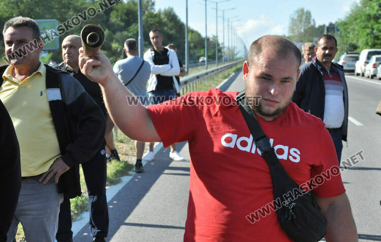 Земеделци блокираха пътя между Хасково и Димитровград в знак на протест