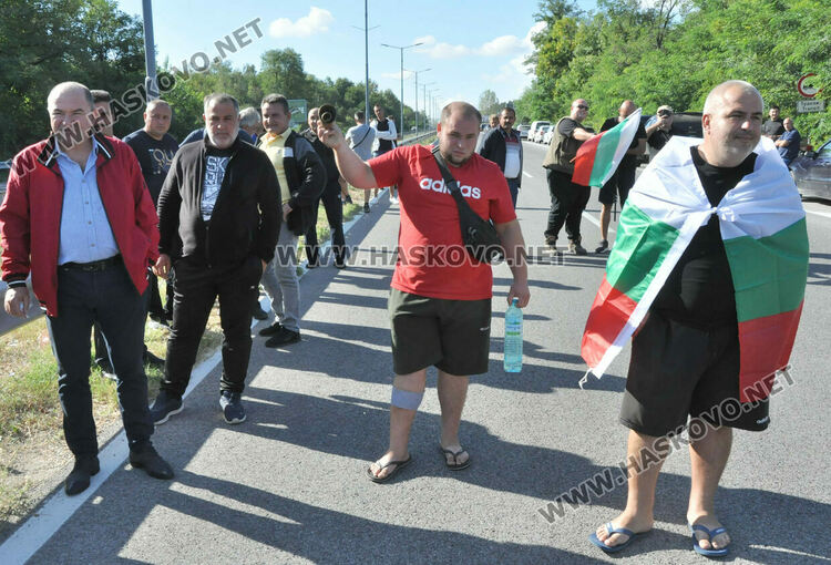 Земеделци блокираха пътя между Хасково и Димитровград в знак на протест