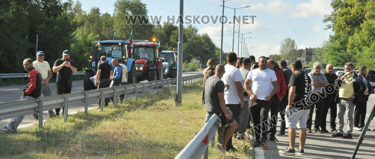 Земеделци блокираха пътя между Хасково и Димитровград в знак на протест