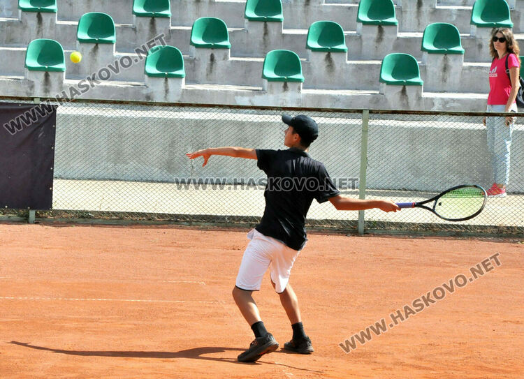 Кристиян Стефанов стартира с успех на тенис турнир в Хасково