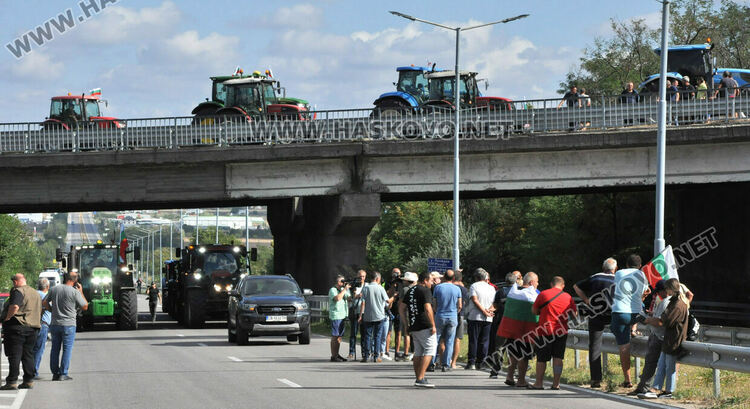 Земеделци блокираха пътя между Хасково и Димитровград в знак на протест