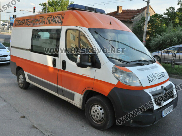 Задържаха 36-годишен за побой над шофьор на линейка