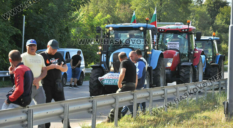 Земеделци блокираха пътя между Хасково и Димитровград в знак на протест