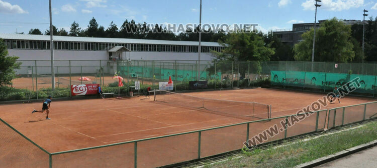 Кристиян Стефанов стартира с успех на тенис турнир в Хасково
