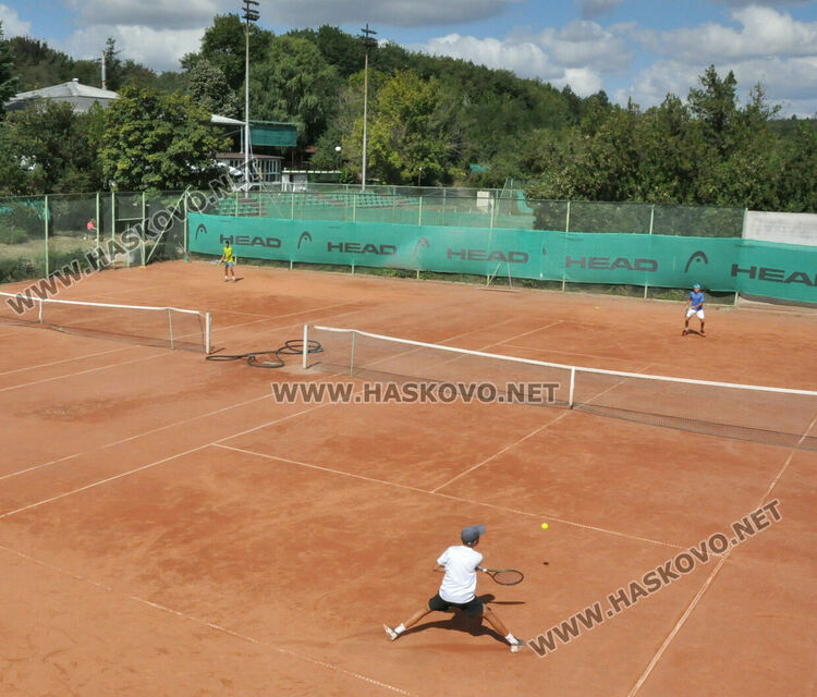 Кристиян Стефанов стартира с успех на тенис турнир в Хасково