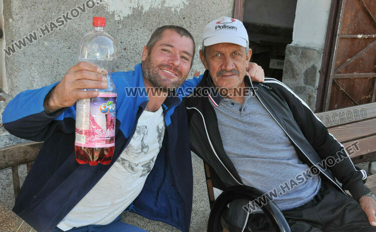 Доброволци облагородяват площада на с.Долно Войводино