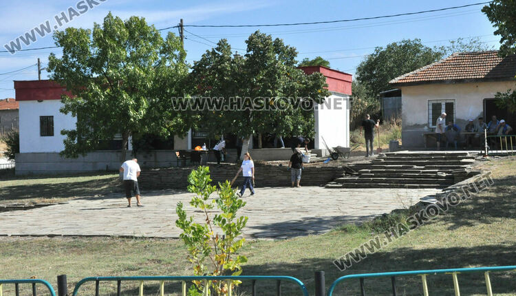 Доброволци облагородяват площада на с.Долно Войводино