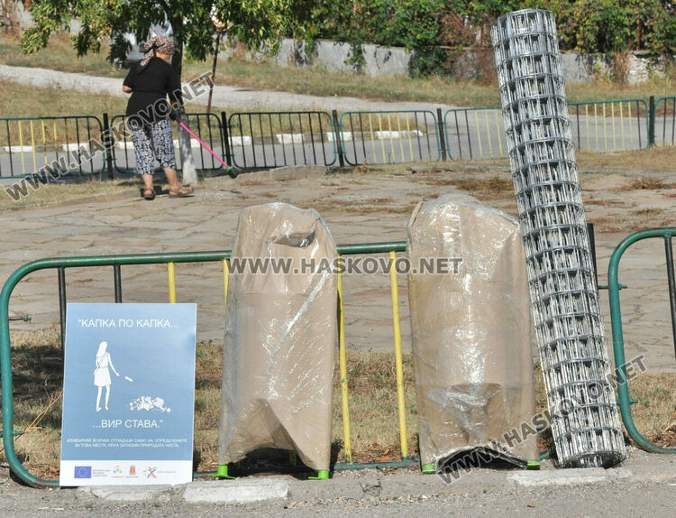 Доброволци облагородяват площада на с.Долно Войводино