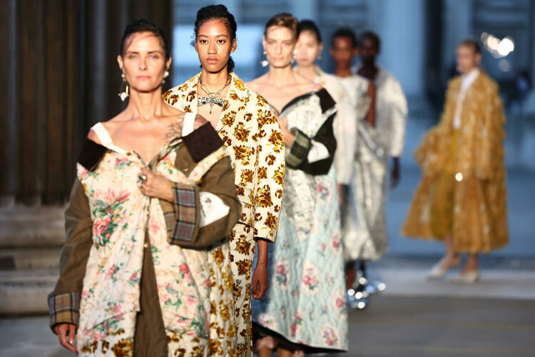 Аристокрация и гигантски камиони - вдъхновенията на Седмицата на модата в Лондон